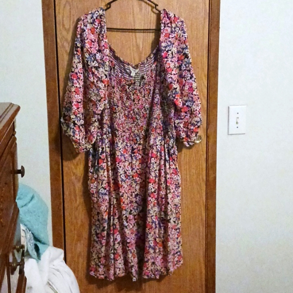 Women's plus size floral smocked dress with pockets